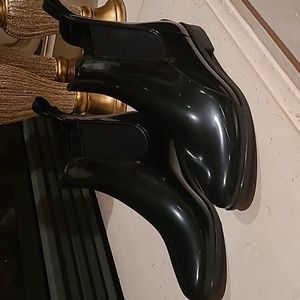 US 8 Unworn Storm By Cougar | Chelsea Waterproof Women's Booties | Black